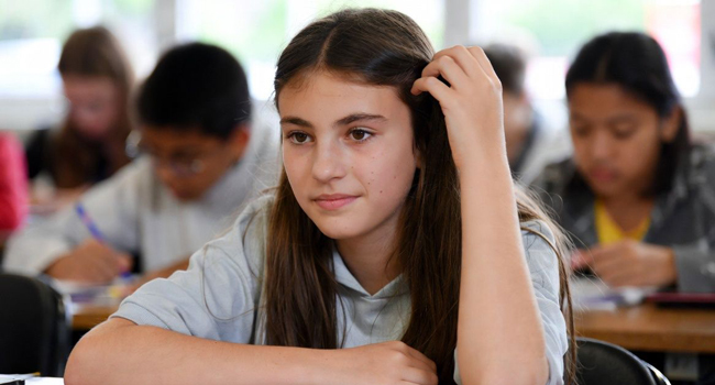 Language study holidays in Portsmouth with LISA! – language course, learning and classroom lessons Schoolgirl in an English lesson in Portsmouth during a LISA! language study holiday focused in the classroom