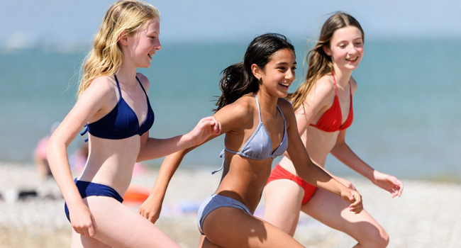 Language study holidays in Portsmouth with LISA! – beach, sea and unforgettable experiences for students Schoolgirls on the beach in Portsmouth during a LISA! language study holiday running by the sea and enjoying their free time