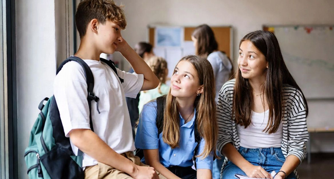 Language study holidays in Portsmouth with LISA! – lessons, group learning and interaction for students Students in an English lesson in Portsmouth during a LISA! language study holiday learning together and interacting