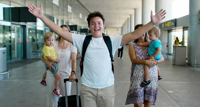 Arrival for a student language study holiday with LISA! – excited student at the airport Student arriving at the airport with raised arms excited for a LISA! language study holiday for students