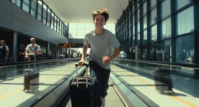 Travel to a student language study holiday with LISA! – student with suitcase at the airport Student with suitcase on the way to a LISA! language study holiday for students at the airport