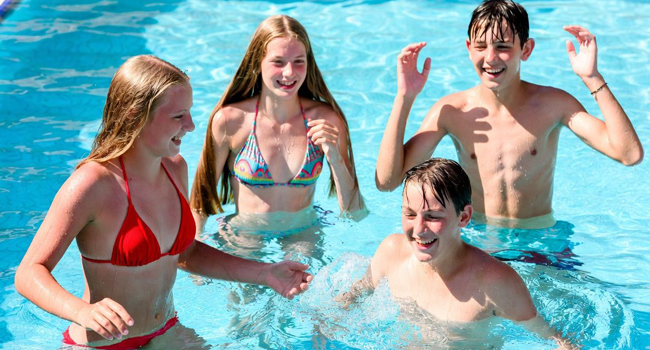 Student language study holidays in Malta with LISA! – fun and leisure time in the pool Four students having fun in the pool during a LISA! language study holiday for students in Malta