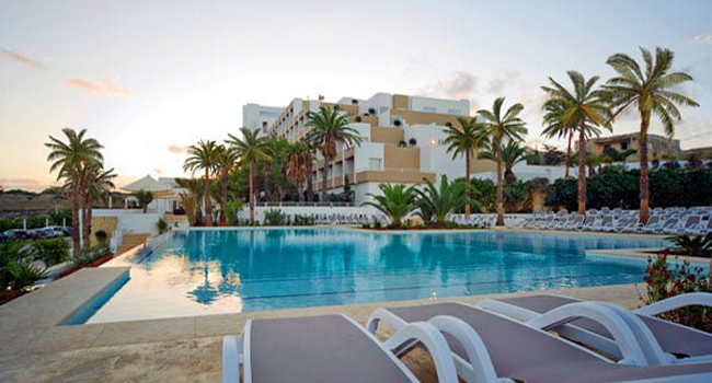 Language study holidays in Malta Salina Beach with LISA! – hotel, pool and comfortable accommodation Hotel with pool in Malta Salina Beach during a LISA! language study holiday for students with modern facilities
