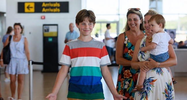 Arrival on a LISA! language study holiday – student being welcomed at the airport Student arriving at the airport and being welcomed during a LISA! language study holiday for students