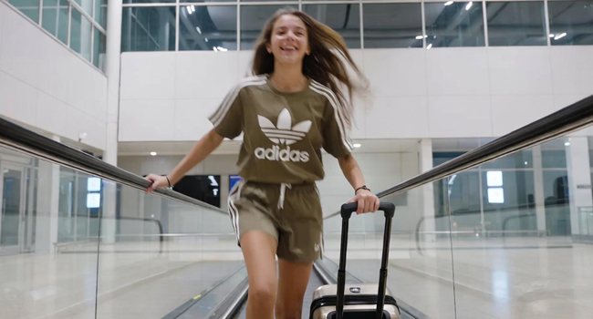 Anreise zur Schülersprachreise Malta mit LISA! – Schülerin mit Koffer am Flughafen Schülerin mit Koffer bei der Anreise am Flughafen zur LISA! Schülersprachreise nach Malta