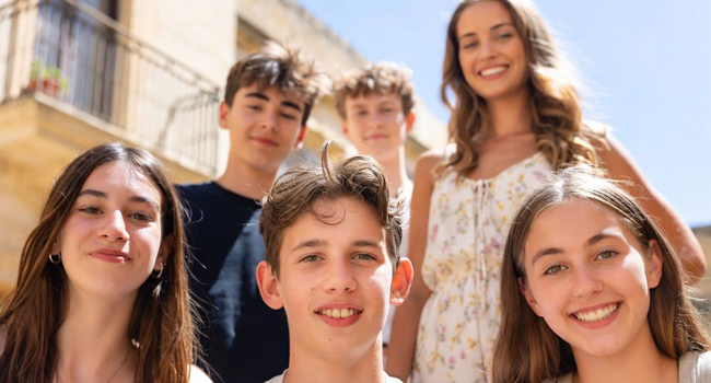 Student language study holidays in Malta with LISA! – supervision and group experience Group of students during a LISA! language study holiday for students in Malta with supervision and international interaction