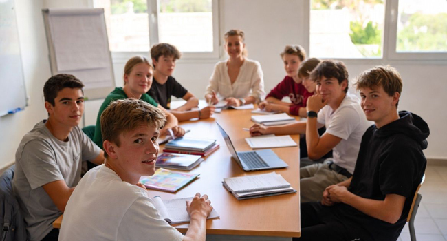 English lessons with a TEFL teacher in Sliema, Malta with LISA! – students learning English in class. A TEFL teacher teaching students English during a LISA! language study holiday in Sliema, Malta represents English lessons with qualified teachers in Malta.