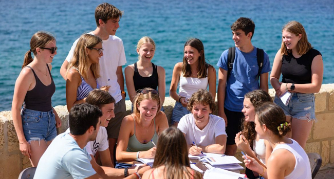 LISA! language study holiday activity programme in Sliema, Malta – many students by the sea. Many students by the sea during the activity programme represent the LISA! language study holiday activity programme in Sliema, Malta.