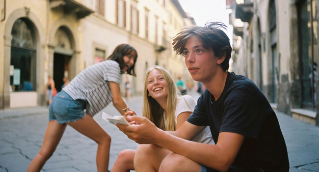 Young students exploring Florence with supervision during a LISA! Italian language course for young learners in Italy