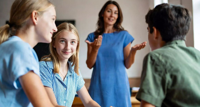 Italian language study holiday in Lignano with LISA! – language lessons and international learning experience in Italy Teenagers learning Italian in class during a LISA! language study holiday in Lignano in a personal and international atmosphere