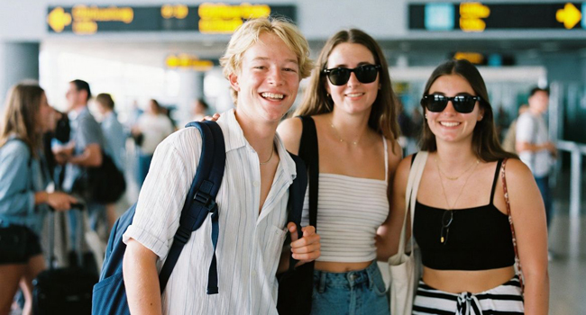 Italian language study holiday in Lignano with LISA! – starting your language adventure in Italy Teenagers arriving in Italy for their LISA! language study holiday in Lignano to learn Italian in an international atmosphere