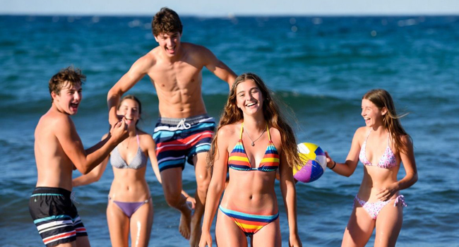 Italian language study holiday in Lignano with LISA! – support, safety and beach fun in Italy Teenagers enjoying the beach and leisure time during a supervised LISA! language study holiday in Lignano while learning Italian in a safe atmosphere
