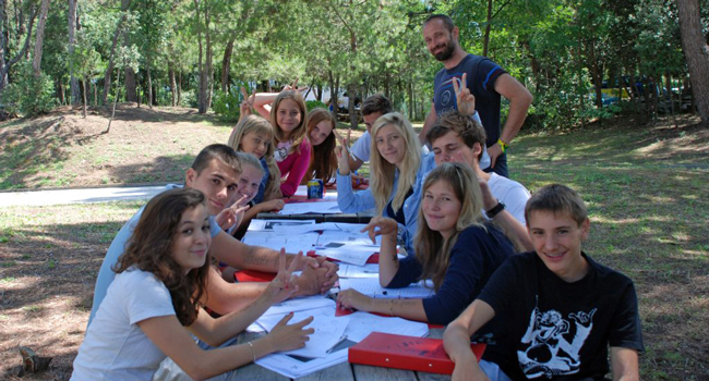 Italian language study holiday in Lignano with LISA! – enjoying language courses and international community in Italy Teenagers learning Italian together outdoors during a LISA! language study holiday in Lignano, Italy