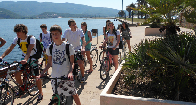 Students on a supervised cycling excursion during a LISA! Italian language course for young learners in Orbetello, Italy