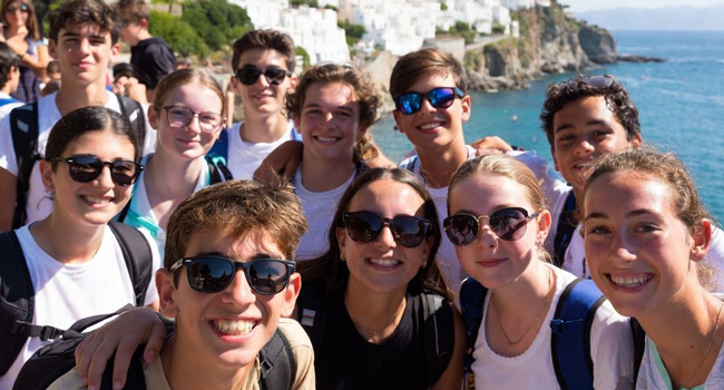 Group of students during a supervised excursion on a LISA! Italian language course for young learners in Salerno, Italy