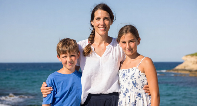 Mother and two children by the sea during a LISA! Italian language course for young learners in Salerno, Italy