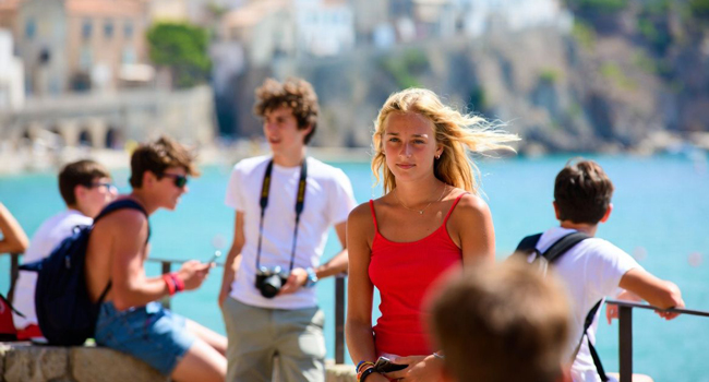 Language study holidays in Italy Tropea for students with LISA! – leisure, coastline and Mediterranean atmosphere Female student at the coast in Tropea Italy during a LISA! language study holiday enjoying free time and sea views