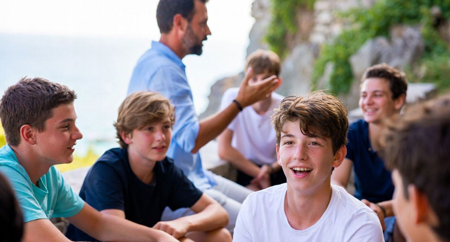 Language study holidays in Italy Tropea for students with LISA! – supervision, safety and group learning Group of students with supervisor in Tropea Italy during a LISA! language study holiday interacting together