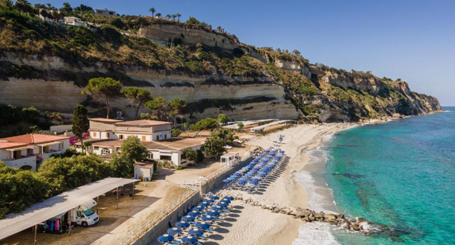 Language study holidays in Italy Tropea for students with LISA! – accommodation, beach and perfect seaside location Accommodation and beach in Tropea Italy during a LISA! language study holiday for students with sea view