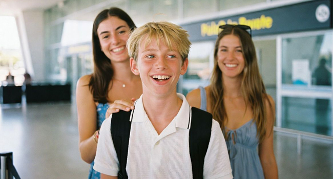 A student arriving safely in Málaga and being picked up by two Spanish women represents safe arrival on a LISA! language study holiday for students in Málaga.