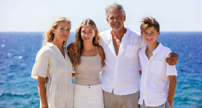 A family with children by the sea in Málaga represents family language holidays in Málaga with LISA!.