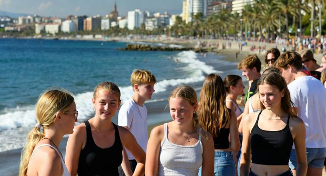 Many students on the beach in Málaga during a student language trip represent the LISA! language study holiday activity programme in Málaga.