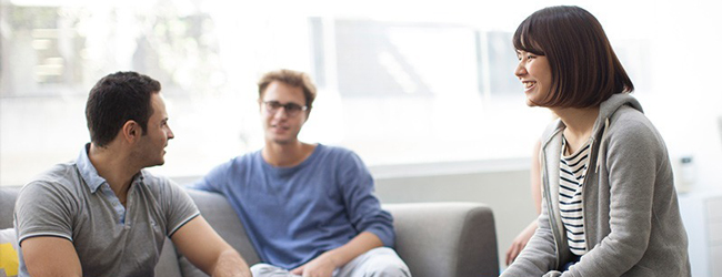 Drei Schüler unterhalten sich in der Sprachschule in Sydney, Australien