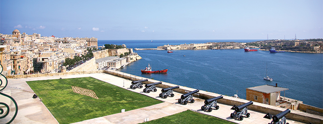 LISA-Sprachreisen-Englisch-Malta-Sliema-Hafen-Meer-Geschichte-Militaergeschichte-Kanonen-Aussicht-Meerenge-Hafen