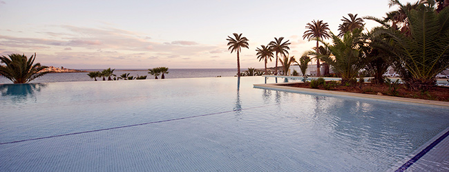 LISA-Sprachreisen-Englisch-Schueler-Malta-Salina-Beach-Unterkunft-Sprachschule-Residenz-Unterkunft-Infinity-Pool-komfortabel LISA-Sprachreisen-Englisch-Schueler-Malta-Salina-Beach-Unterkunft-Sprachschule-Residenz-Unterkunft-Infinity-Pool-komfortabel