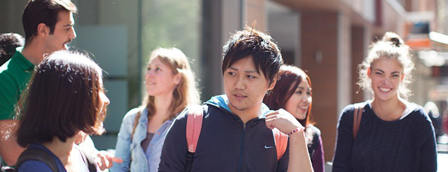 Schüler reden miteinander vor der LISA! Sprachschule in Sydney