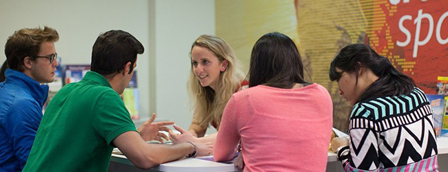 Schüler diskutieren miteinander im Englisch-Unterricht an der Sprachschule in Sydney