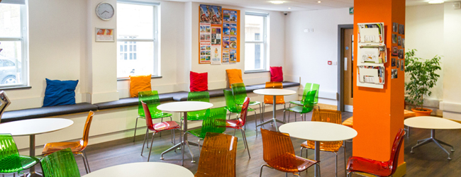 LISA-Sprachreisen-Erwachsene-Englisch-England-Brighton-Sprachschule-Lounge-Farben-Pause