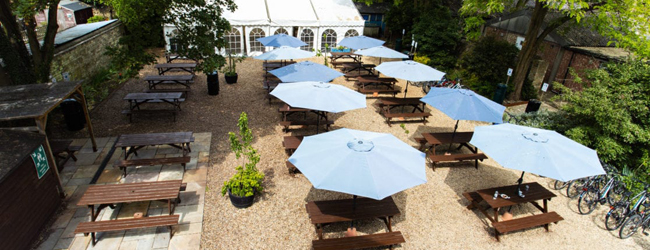 LISA-Sprachreisen-Erwachsene-Englisch-England-Cambridge-Sprachschule-Garten-Gruen-Pause LISA-Sprachreisen-Erwachsene-Englisch-England-Cambridge-Sprachschule-Garten-Gruen-Pause