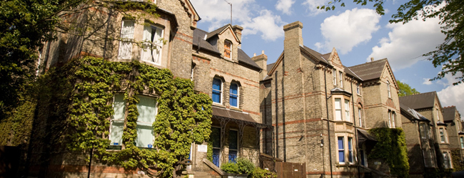 LISA-Sprachreisen-Erwachsene-Englisch-England-Cambridge-Sprachschule-Gebaeude-Aussen-Gruen LISA-Sprachreisen-Erwachsene-Englisch-England-Cambridge-Sprachschule-Gebaeude-Aussen-Gruen