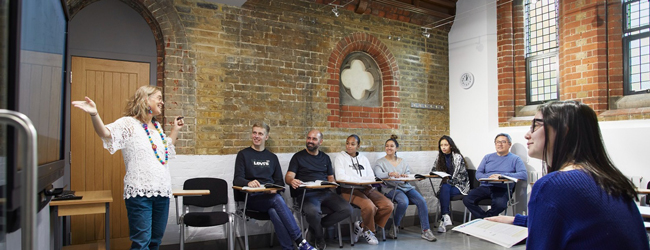 LISA-Sprachreisen-Erwachsene-Englisch-England-London-Burlington-Sprachschule-Kirche-Unterricht-Raum LISA-Sprachreisen-Erwachsene-Englisch-England-London-Burlington-Sprachschule-Kirche-Unterricht-Raum