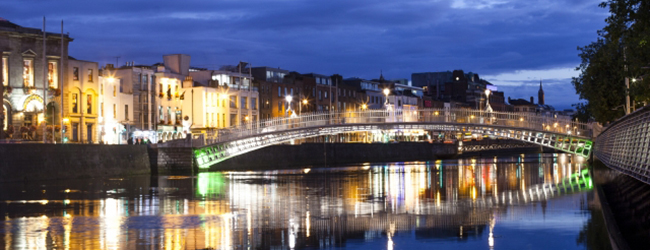 LISA-Sprachreisen-Erwachsene-Englisch-Irland-Nacht-Stadtansicht-Bruecke-Fluss