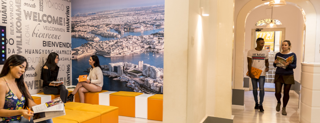 LISA-Sprachreisen-Erwachsene-Englisch-Malta-Sliema-Sprachschule-Flur-Eingang-Lounge-Haus LISA-Sprachreisen-Erwachsene-Englisch-Malta-Sliema-Sprachschule-Flur-Eingang-Lounge-Haus