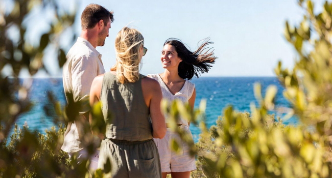 Anreise Sprachreisen Malta St. Julians mit LISA! Sprachreisen 3 Erwachsene fröhlich am Meer im Malta St. Julians auf Sprachreise