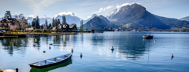 LISA-Sprachreisen-Erwachsene-Franzoesisch-Frankreich-Annecy-Lake-Berge-Schwan-Boot