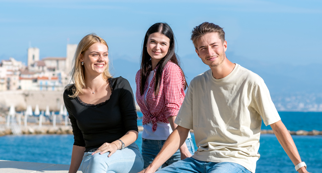 Drei Gründe für Antibes | LISA! Sprachreisen Drei Teilnehmer am Meer in Antibes, Frankreich, als Sinnbild für drei Gründe für eine Sprachreise mit LISA! Sprachreisen