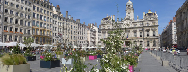 LISA-Sprachreisen-Erwachsene-Franzoesisch-Frankreich-Lyon-Innenstadt-Kirche-Platz-Cafe LISA-Sprachreisen-Erwachsene-Franzoesisch-Frankreich-Lyon-Innenstadt-Kirche-Platz-Cafe