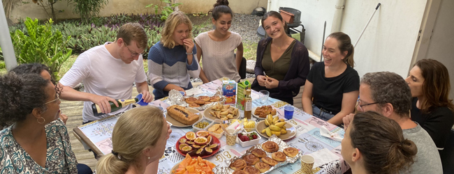 Gemeinsames Frühstück in der LISA! Sprachschule auf La Réunion Mehrere Sprachreiseteilnehmer genießen ein reichhaltiges Frühstück mit tropischen Früchten und Gebäck auf La Réunion