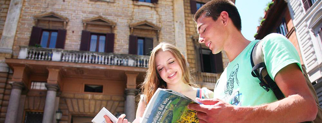 Eine Frau und ein Mann gehen mit der Karte durch die Strassen von Florenz