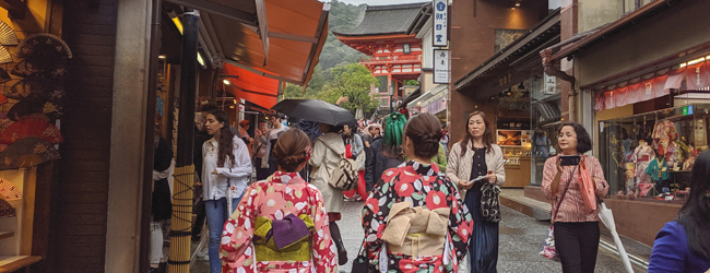 LISA-Sprachreisen-Erwachsene-Japanisch-Japan-Kyoto-Touristen-Strasse-Kimono-Spazieren