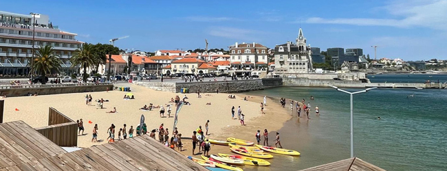 Strand bei Lissabon mit Surfschülern und Surfbrettern am Meer bei einem LISA! Sprachkurs Portugiesisch