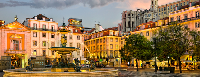 LISA-Sprachreisen-Erwachsene-Portugiesisch-Portugal-Lissabon-Platz-Brunnen-Abend-Cafes LISA-Sprachreisen-Erwachsene-Portugiesisch-Portugal-Lissabon-Platz-Brunnen-Abend-Cafes