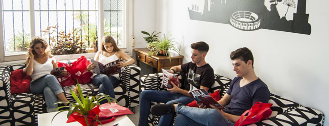 Pause an der LISA! Sprachschule Spanisch in Malaga Schüler sitzen in der Lounge während der Pause beim Spanisch-Sprachunterricht in Malaga