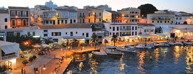 LISA-Sprachreisen-Erwachsene-Spanisch-Spanien-Menorca-Mahon-Abend-Restaurant-Boote-Bucht