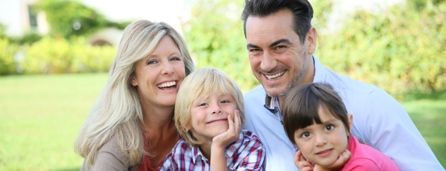 Parkausflug in Cambridge bei einer Sprachreise Englisch für Familien Ehepaar mit zwei Kindern in einem Park bei einer Familiensprachreise in Cambridge