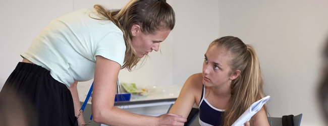 Eine Lehrerein erklärt einer Schülerin etwas bei einem LISA! Sprachkurs in Brighton